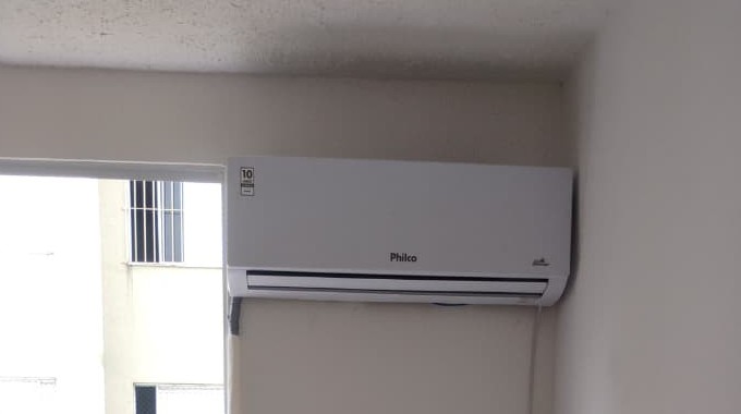 Ar-condicionado split Philco instalado em parede de quarto
